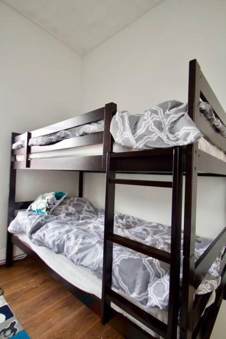 The Parkdale Hostellerie Торонто Хотелски Легла снимка